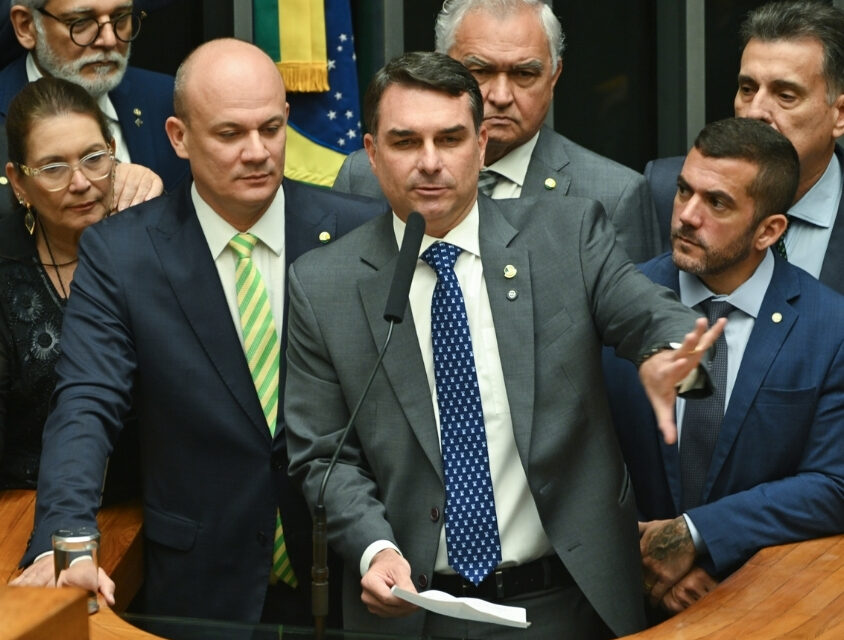 Flávio Bolsonaro usa operação contra Jaques Wagner para fustigar adversários: “PT da Bahia foi implodido”