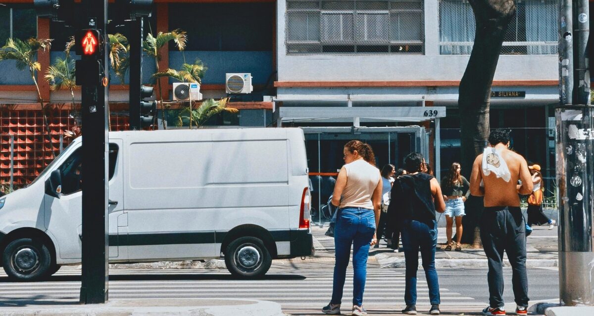 Estudo da USP cria semáforo inteligente que reduz em até 71% o tempo de espera do pedestre