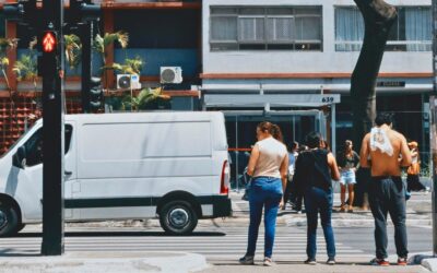 Estudo da USP cria semáforo inteligente que reduz em até 71% o tempo de espera do pedestre