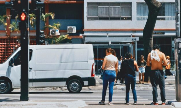 Estudo da USP cria semáforo inteligente que reduz em até 71% o tempo de espera do pedestre