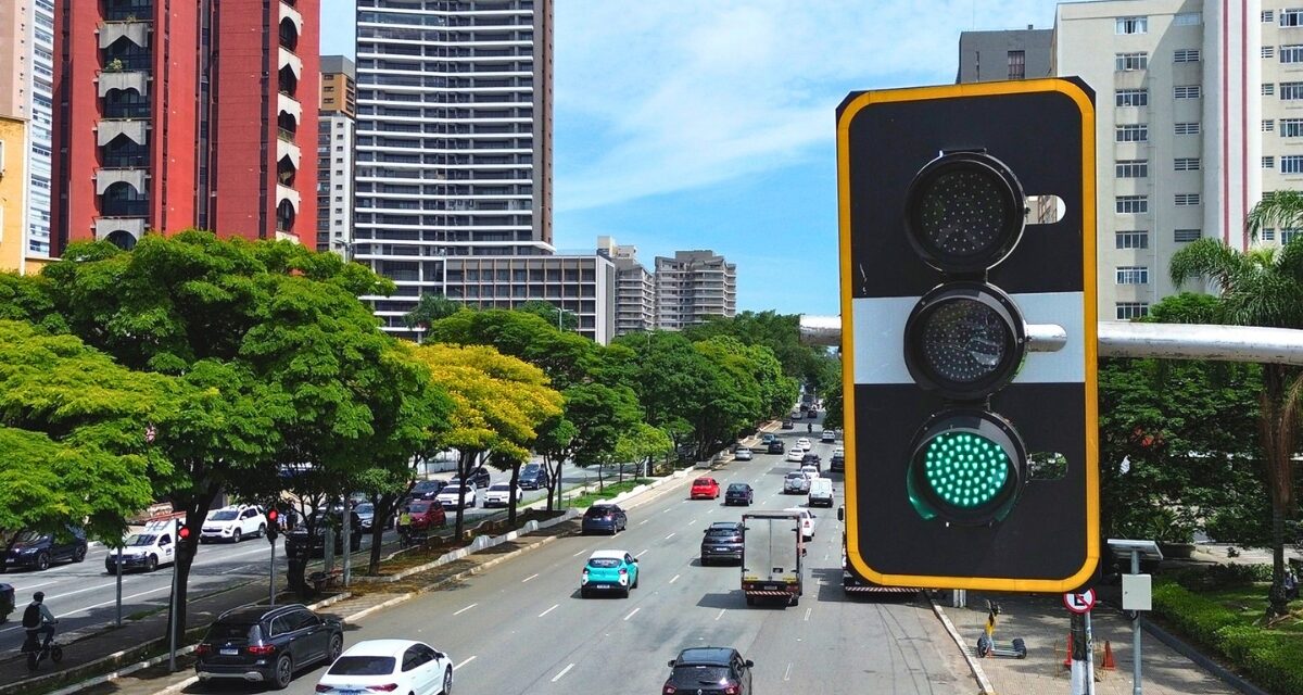 Semáforos inteligentes diminuem lentidão e aumentam fluidez do trânsito em São Paulo