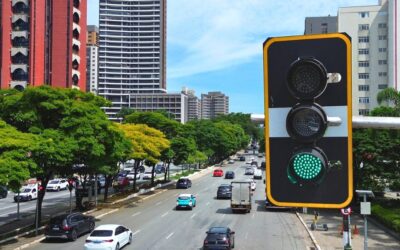 Semáforos inteligentes diminuem lentidão e aumentam fluidez do trânsito em São Paulo