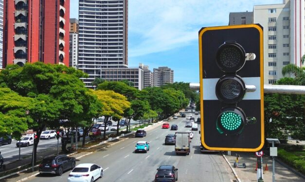 Semáforos inteligentes diminuem lentidão e aumentam fluidez do trânsito em São Paulo