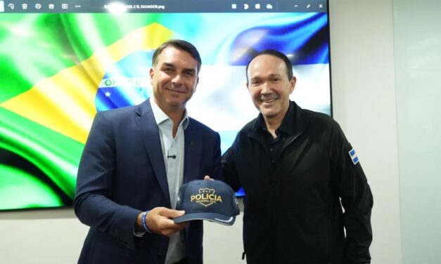 Flávio Bolsonaro reúne-se com ministro de El Salvador e projeta modelo de segurança