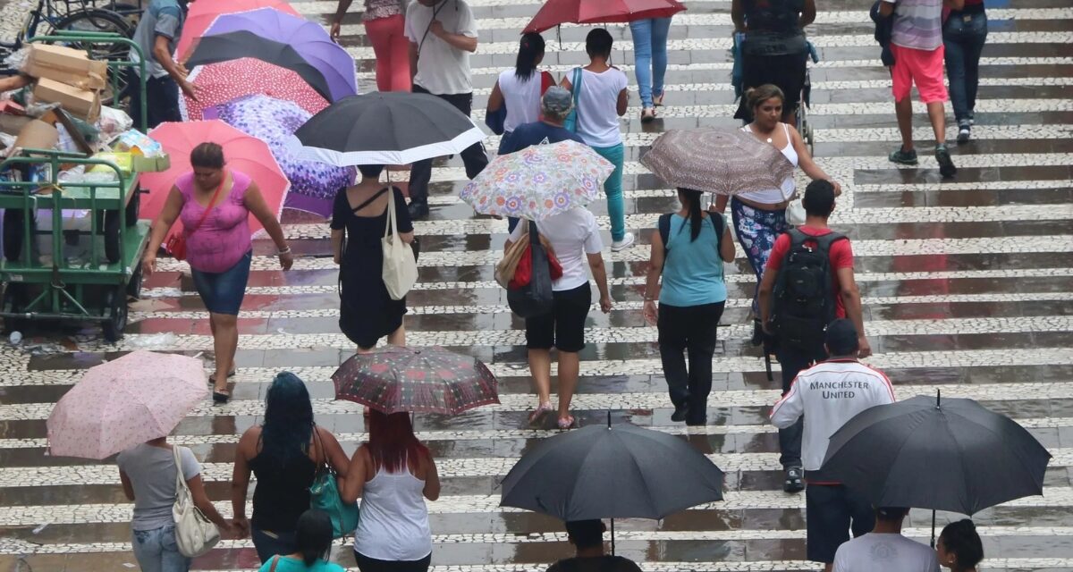 Primavera começa com chuva forte e calor em São Paulo