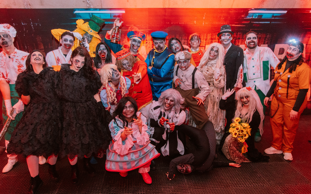 Halloween no Metrô de São Paulo transforma última viagem em cena de terror