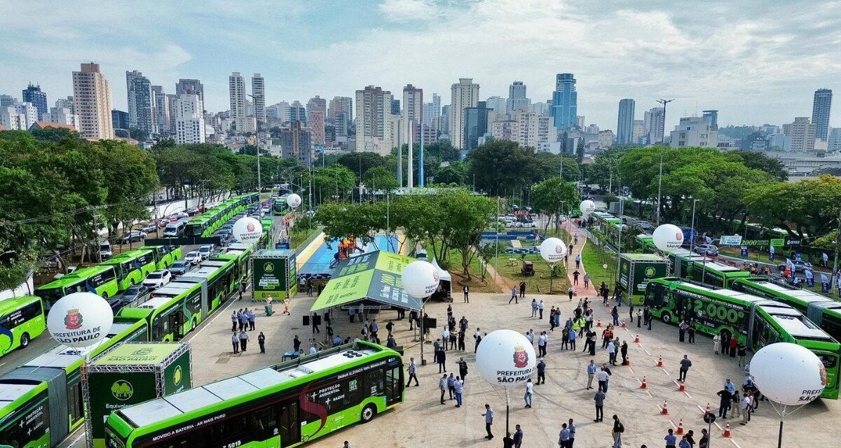São Paulo chega a 2 mil ônibus elétricos em operação, superando capitais mundiais