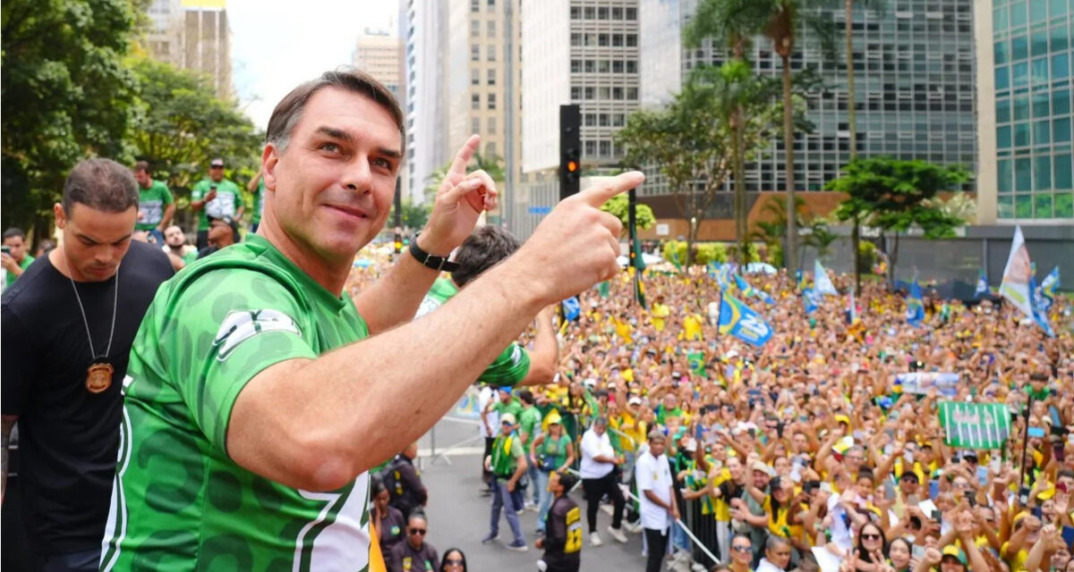 Flávio Bolsonaro anuncia autoexílio nos EUA e promete liderar oposição do exterior