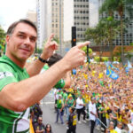 Flávio Bolsonaro anuncia autoexílio nos EUA e promete liderar oposição do exterior