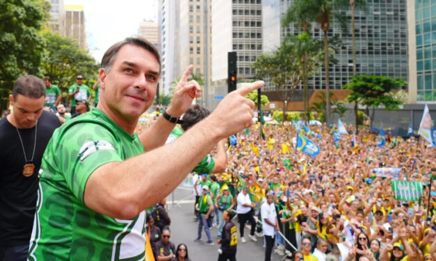 Flávio Bolsonaro anuncia autoexílio nos EUA e promete liderar oposição do exterior