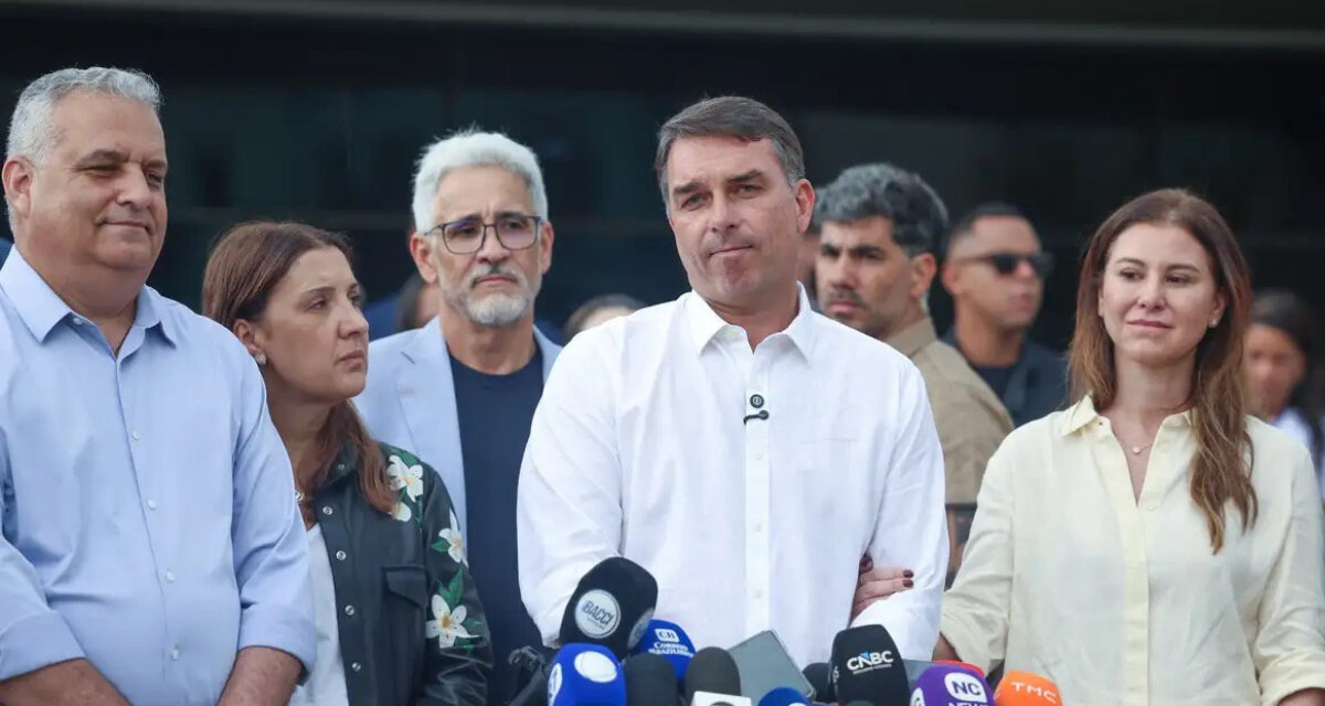 Flávio Bolsonaro chega a Miami nos Estados Unidos, depois da derrota no Brasil
