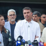 Flávio Bolsonaro chega a Miami nos Estados Unidos, depois da derrota no Brasil