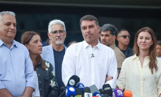 Flávio Bolsonaro chega a Miami nos Estados Unidos, depois da derrota no Brasil