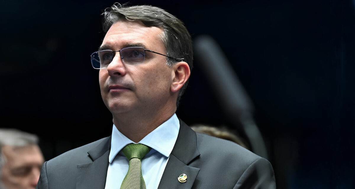 Carta de Flávio Bolsonaro tem versões alteradas e repercussão internacional
