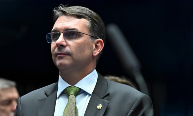Carta de Flávio Bolsonaro tem versões alteradas e repercussão internacional