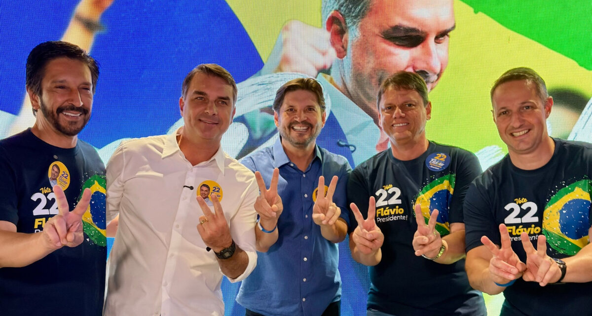 Flávio Bolsonaro reúne apoiadores na avenida Paulista antes de debate com Lula