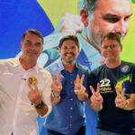 Flávio Bolsonaro reúne apoiadores na avenida Paulista antes de debate com Lula