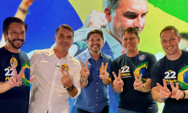 Flávio Bolsonaro reúne apoiadores na avenida Paulista antes de debate com Lula